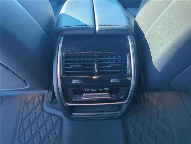 Photo of 2021 Mineral White Metallic BMW X7