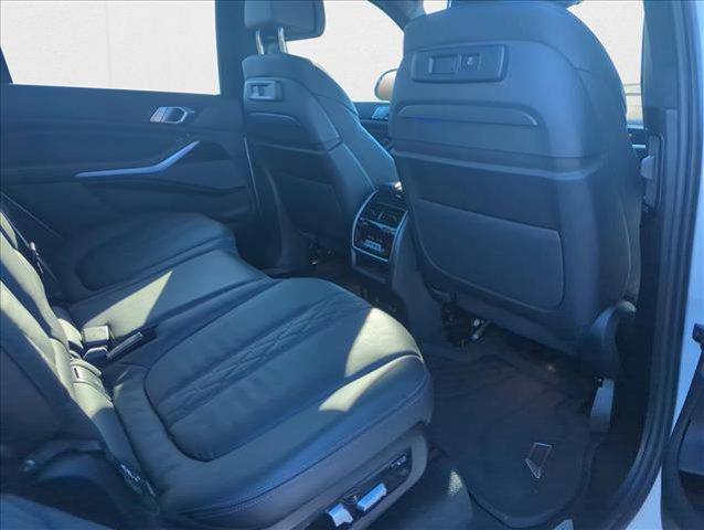 Photo of 2021 Mineral White Metallic BMW X7