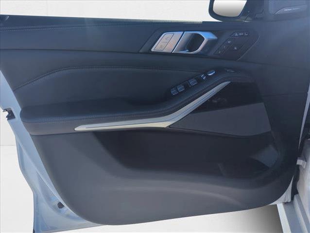 Photo of 2021 Mineral White Metallic BMW X7
