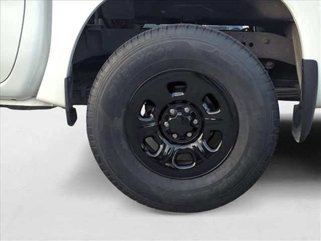 Photo of 2022 Glacier White Nissan Frontier