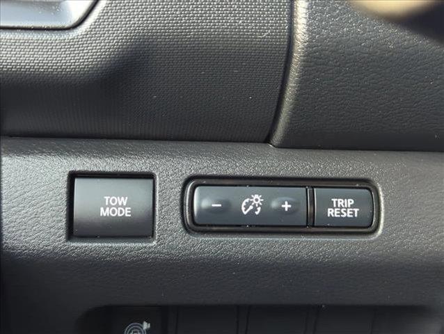 Photo of 2022 Glacier White Nissan Frontier