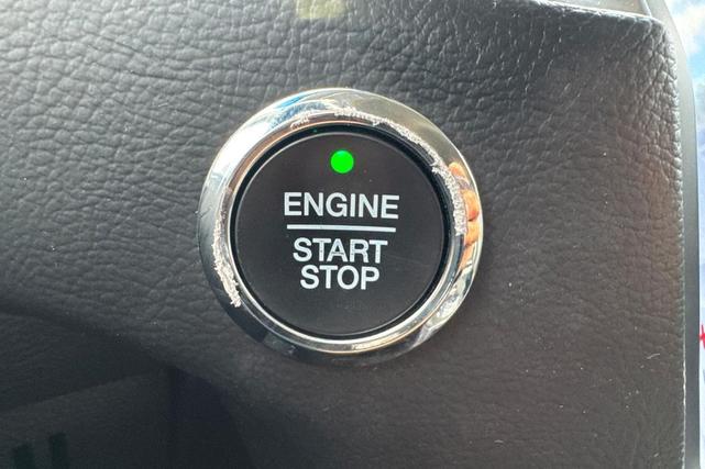 Photo of 2022 Agate Black Metallic Ford Edge