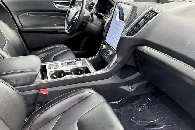 Photo of 2022 Agate Black Metallic Ford Edge