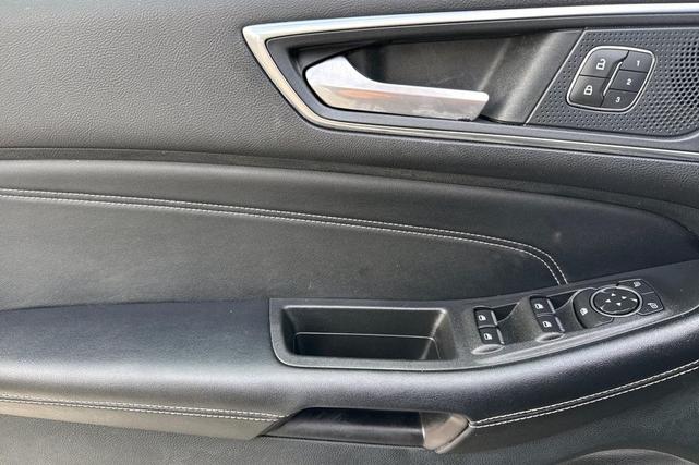Photo of 2022 Agate Black Metallic Ford Edge