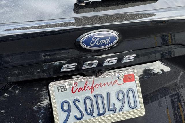 Photo of 2022 Agate Black Metallic Ford Edge