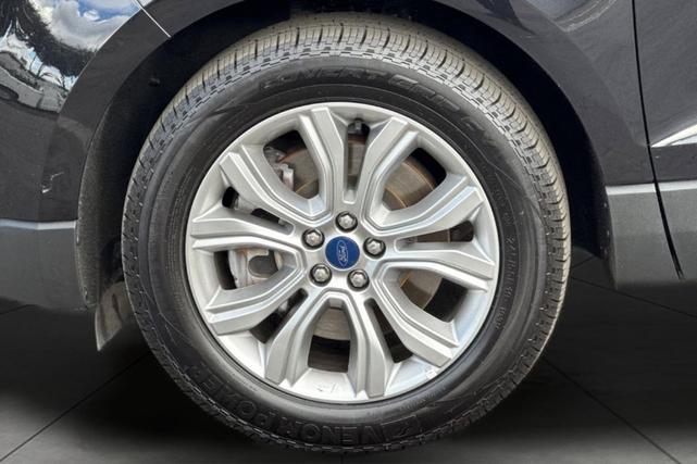 Photo of 2022 Agate Black Metallic Ford Edge