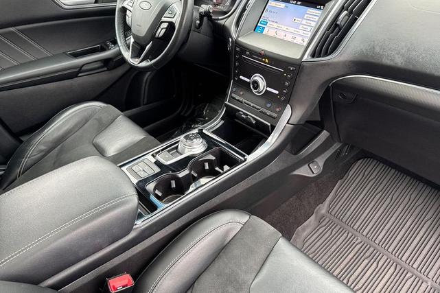 Photo of 2019 White Platinum Ford Edge