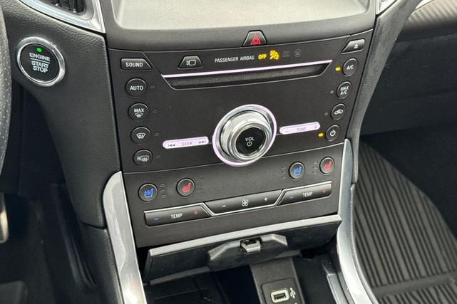 Photo of 2019 White Platinum Ford Edge