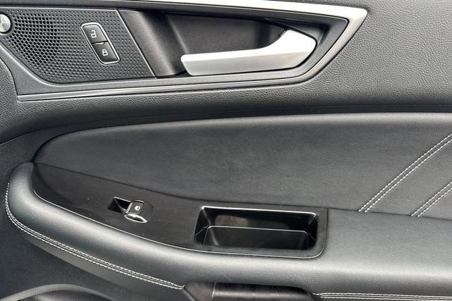 Photo of 2019 White Platinum Ford Edge