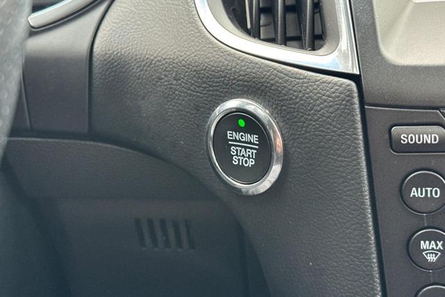 Photo of 2019 White Platinum Ford Edge