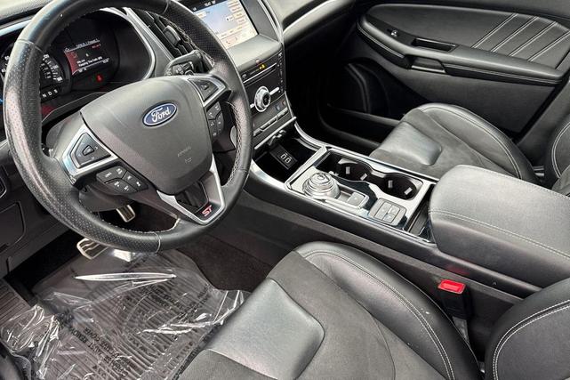 Photo of 2019 White Platinum Ford Edge
