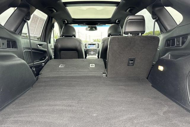 Photo of 2019 White Platinum Ford Edge