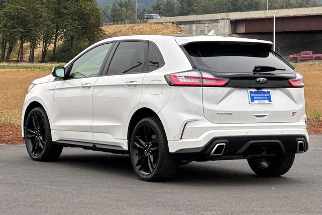 Photo of 2019 White Platinum Ford Edge