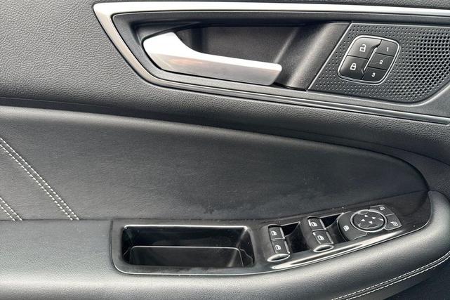 Photo of 2019 White Platinum Ford Edge
