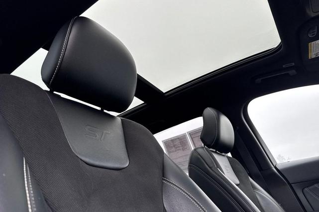 Photo of 2019 White Platinum Ford Edge