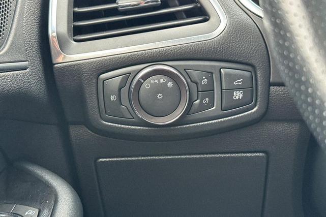 Photo of 2019 White Platinum Ford Edge