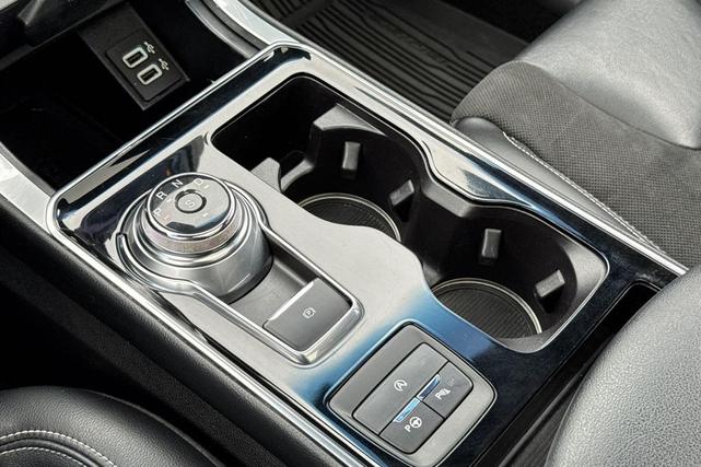 Photo of 2019 White Platinum Ford Edge