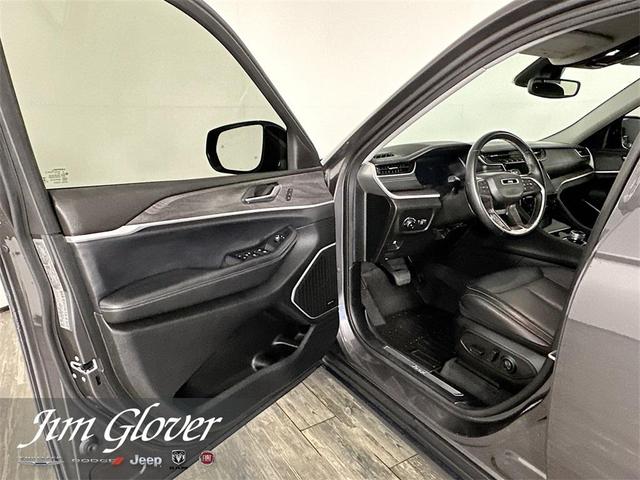 Photo of 2022 Metallic Jeep Grand Cherokee L
