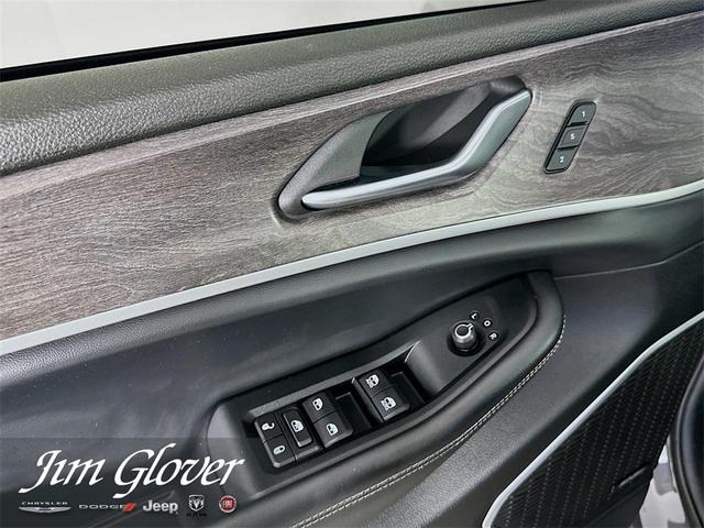 Photo of 2022 Metallic Jeep Grand Cherokee L