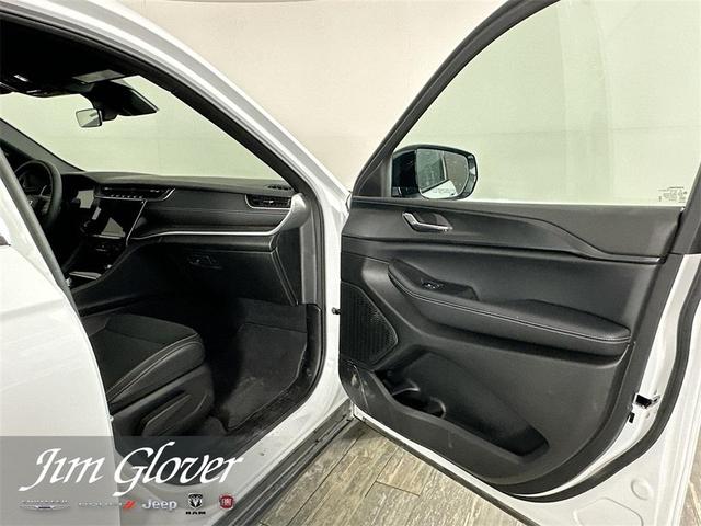 Photo of 2025 Bright White Clearcoat Jeep Grand Cherokee L