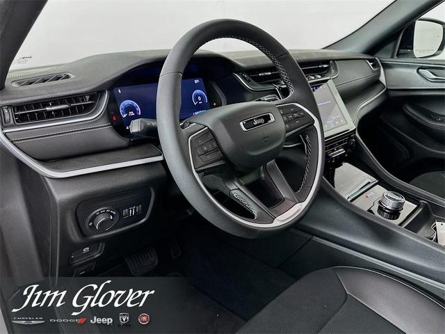 Photo of 2025 Bright White Clearcoat Jeep Grand Cherokee L
