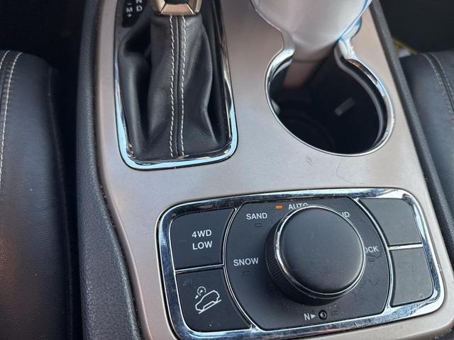 Photo of 2016 Brilliant Black Crystal Pearlcoat Jeep Grand Cherokee