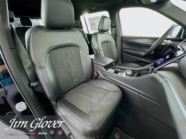 Photo of 2025 Diamond Black Jeep Grand Cherokee L