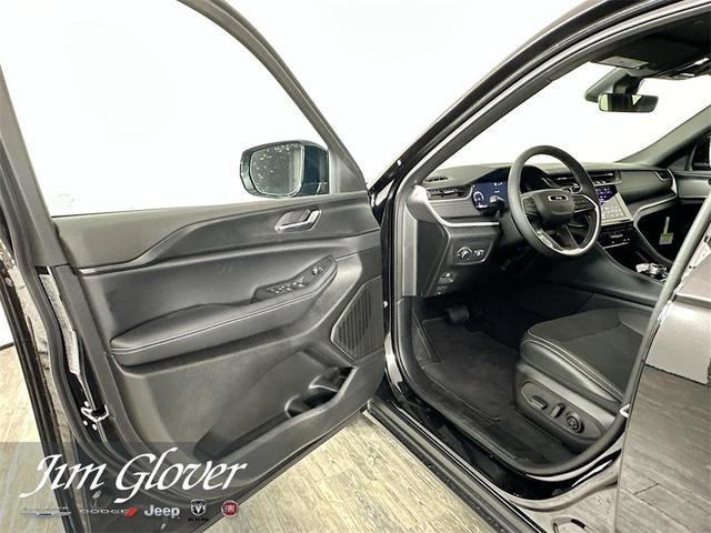 Photo of 2025 Diamond Black Jeep Grand Cherokee L