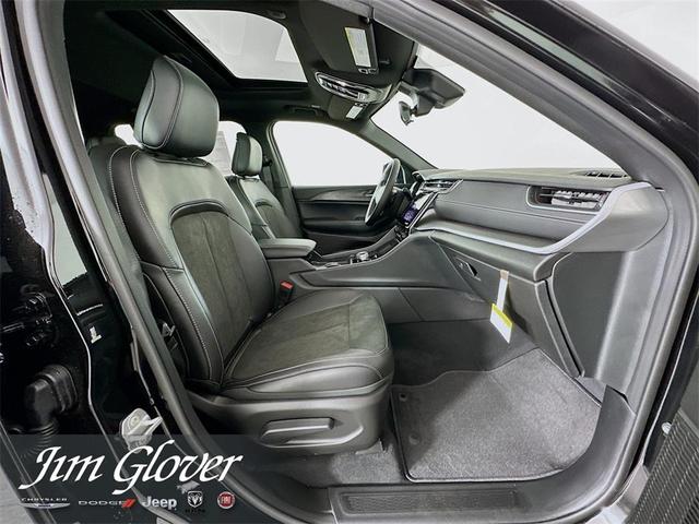 Photo of 2025 Diamond Black Jeep Grand Cherokee L