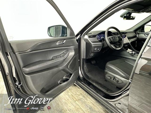 Photo of 2025 Diamond Black Jeep Grand Cherokee L