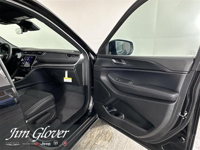 Photo of 2025 Diamond Black Jeep Grand Cherokee L