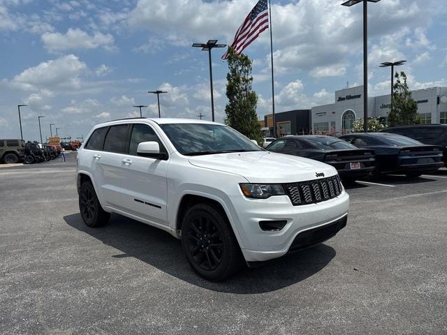 Photo of 2018 Bright White Clearcoat Jeep Grand Cherokee
