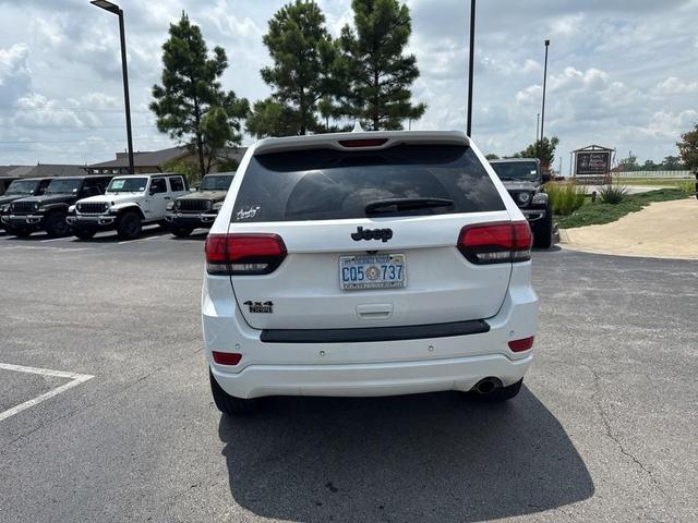 Photo of 2018 Bright White Clearcoat Jeep Grand Cherokee