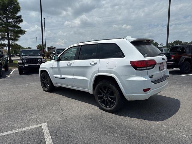 Photo of 2018 Bright White Clearcoat Jeep Grand Cherokee