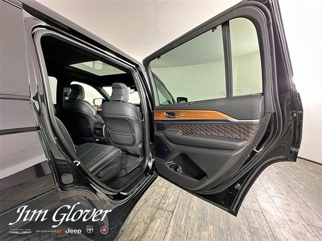 Photo of 2025 Diamond Black Jeep Grand Cherokee L
