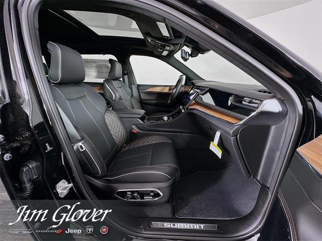 Photo of 2025 Diamond Black Jeep Grand Cherokee L