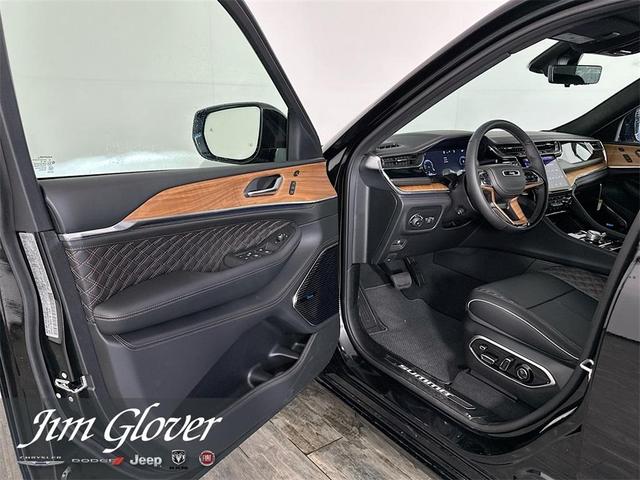 Photo of 2025 Diamond Black Jeep Grand Cherokee L