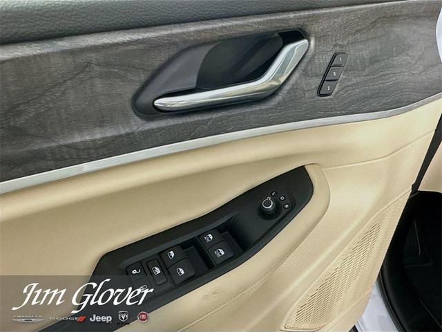Photo of 2025 Bright White Clearcoat Jeep Grand Cherokee L