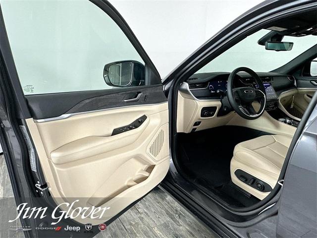 Photo of 2025 Metallic Jeep Grand Cherokee L