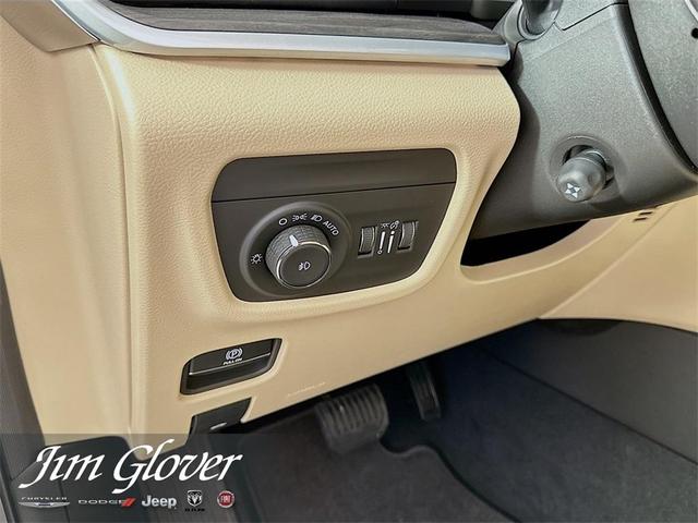 Photo of 2025 Metallic Jeep Grand Cherokee L