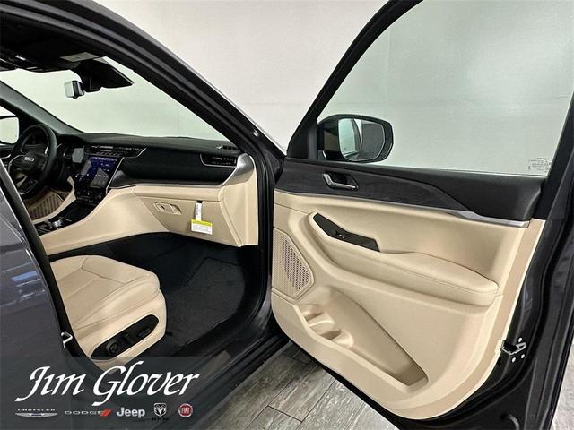 Photo of 2025 Metallic Jeep Grand Cherokee L