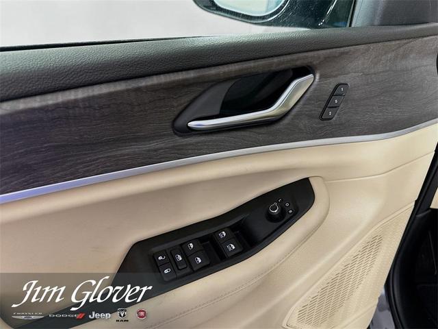 Photo of 2025 Metallic Jeep Grand Cherokee L