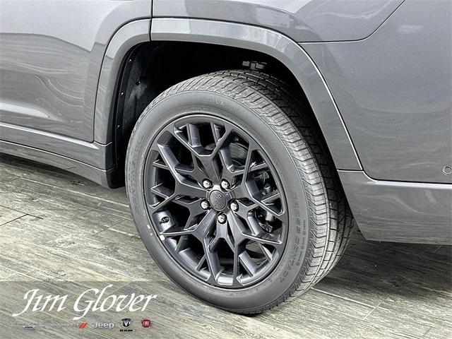 Photo of 2025 Metallic Jeep Grand Cherokee L
