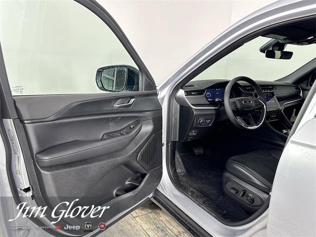 Photo of 2025 Silver Zynith Jeep Grand Cherokee L