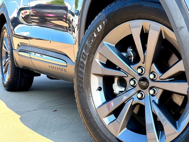 Photo of 2021 CARBONIZED GRAY METALLIC Ford Explorer