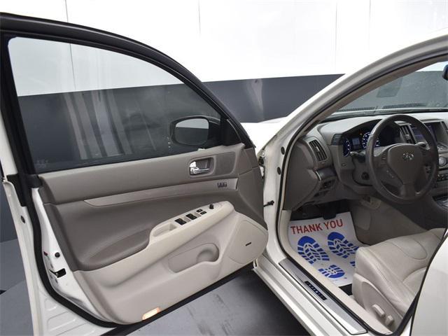 Photo of 2013 Moonlight White INFINITI G37x