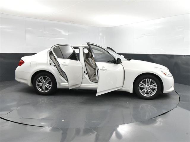 Photo of 2013 Moonlight White INFINITI G37x