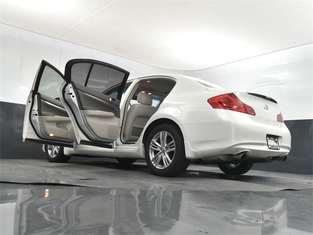 Photo of 2013 Moonlight White INFINITI G37x