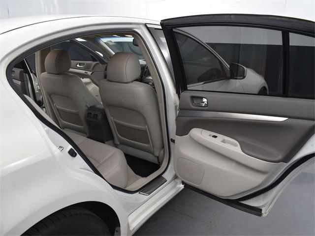 Photo of 2013 Moonlight White INFINITI G37x