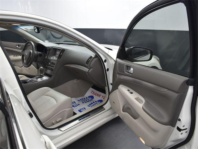 Photo of 2013 Moonlight White INFINITI G37x